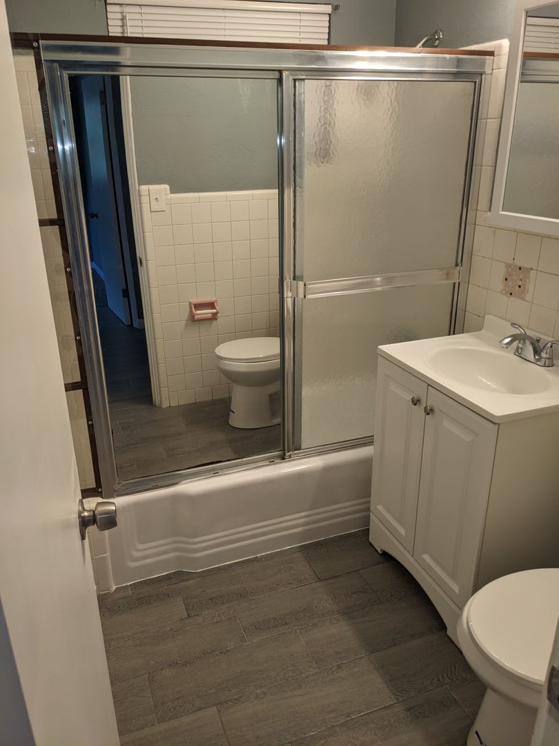 Conveniently located 2/1 Florida home with private backyard – photo 4