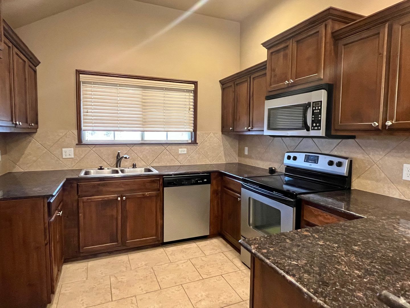 Cute 4 Bedroom With Storm Shelter – photo 3