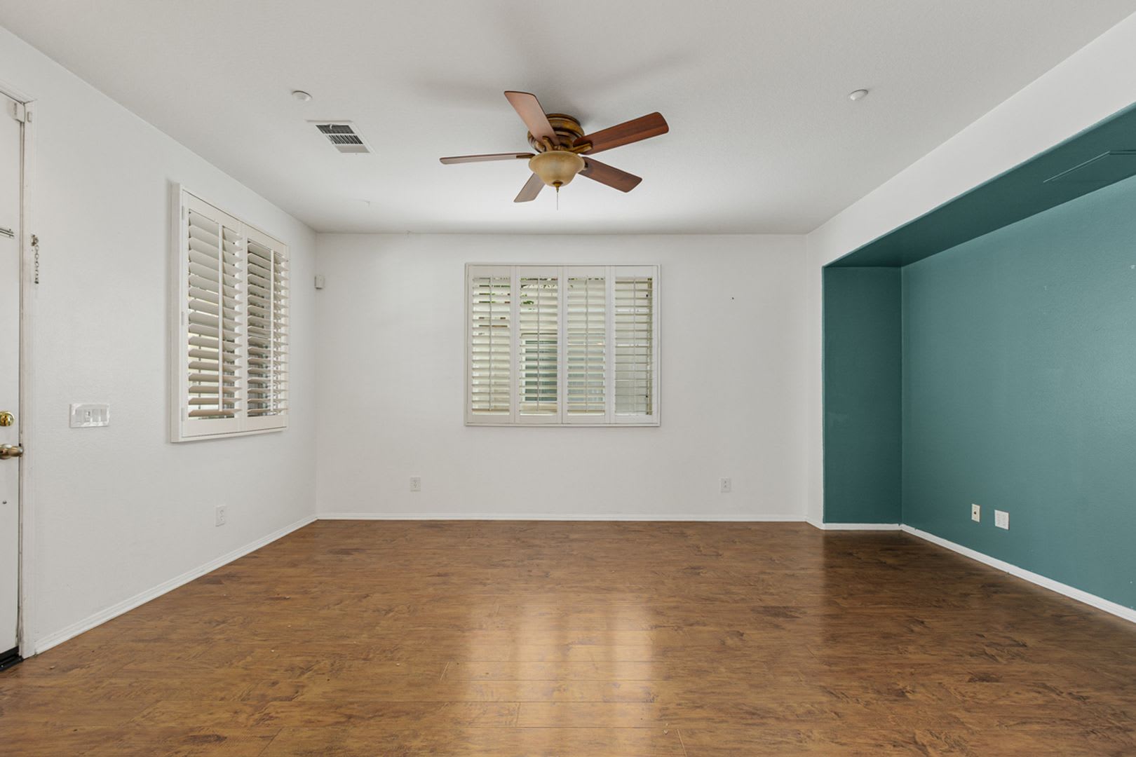 Two Story Townhouse In The Gated Community Of Temecula Lane 3Br 2 5Ba 1 586 Sqft Patio 2 Car Attached Garage – photo 4