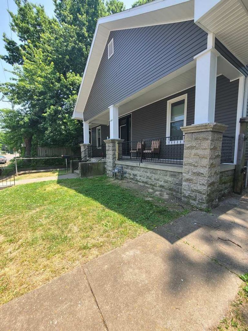 Nice Super Large 3 Bedroom, 1 Bath House with Fenced-in Back Yard – photo 4