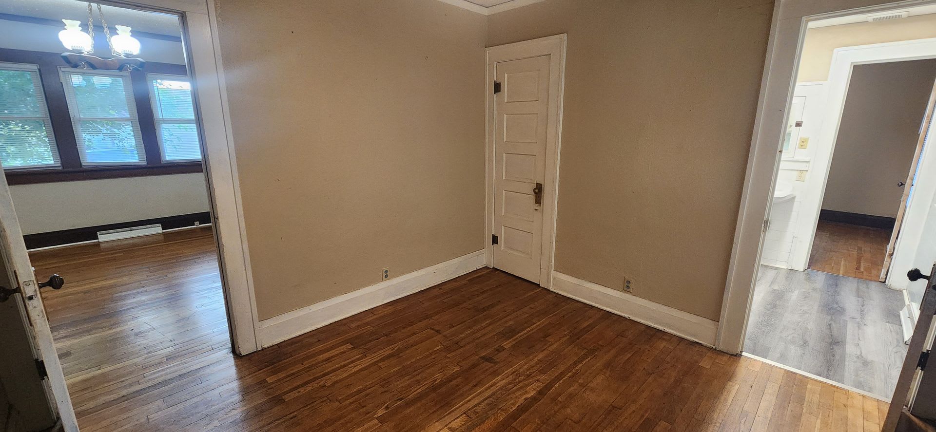 Fully fenced yard with stainless steel appliances including gas stove! – photo 5
