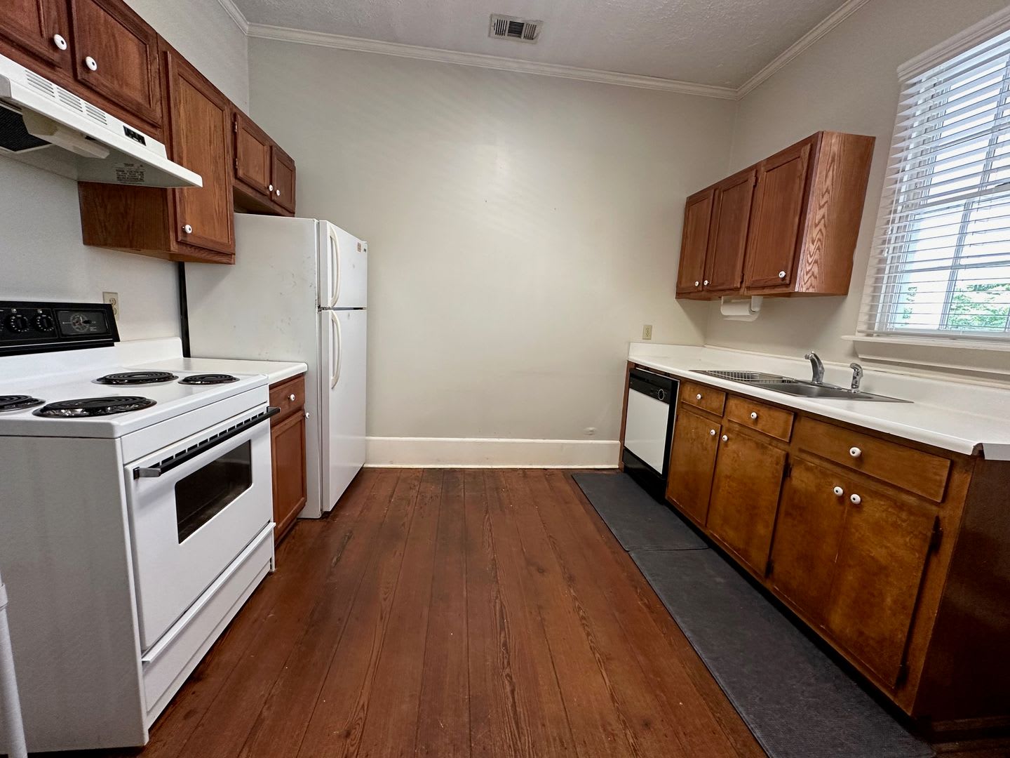 Available September 1st! Charming 2-Bedroom Apartment in Historic Augusta – Great Location – photo 4
