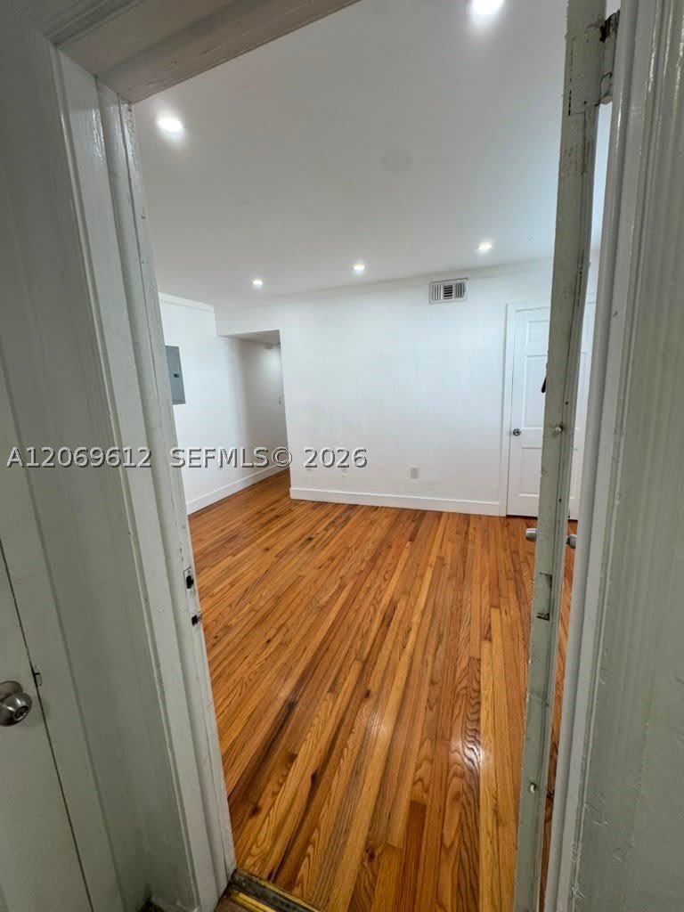 15 Sidonia Ave – photo 4