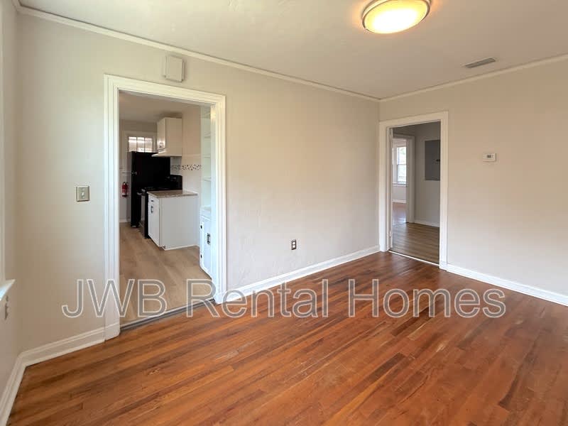 814 St Clair St – photo 3