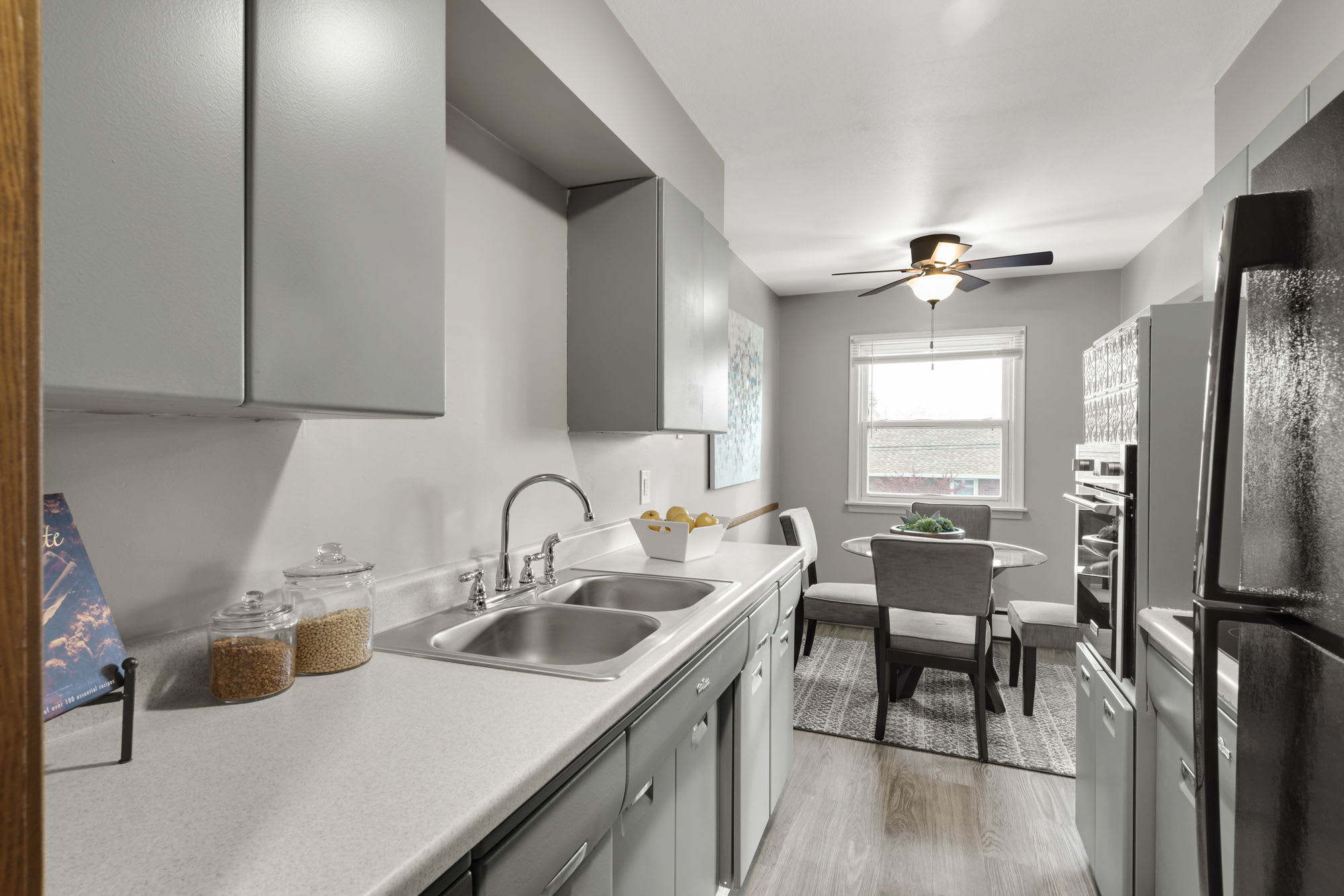 Brentwood Park Townhomes and Apartments – photo 3