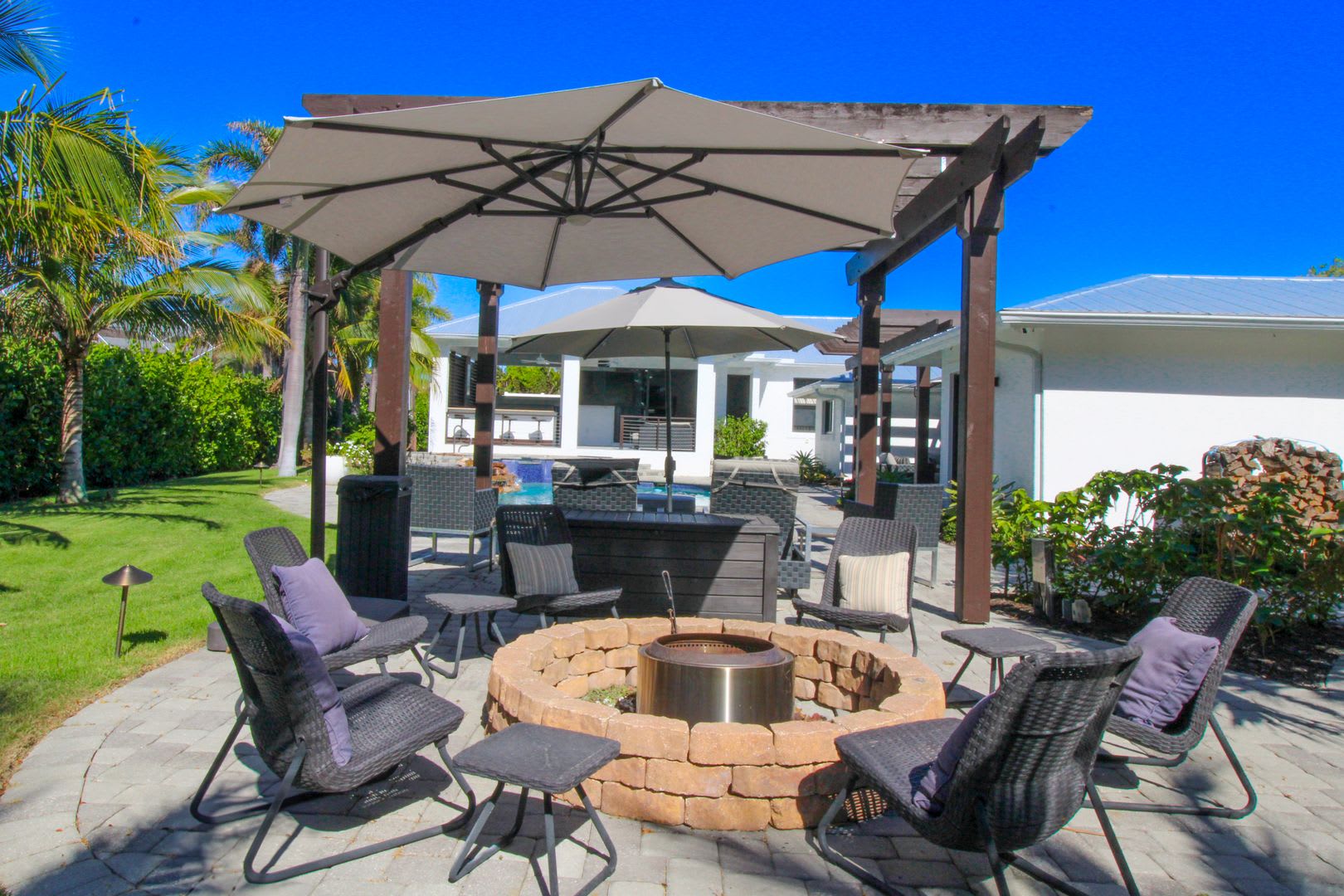 Luxury At Its Finest Stunning Top To Bottom This 4 Bed 5 Bath Single Family Pool And Spa Home In Coquina Sands For A Seasonal Or Annual Tenant – photo 2