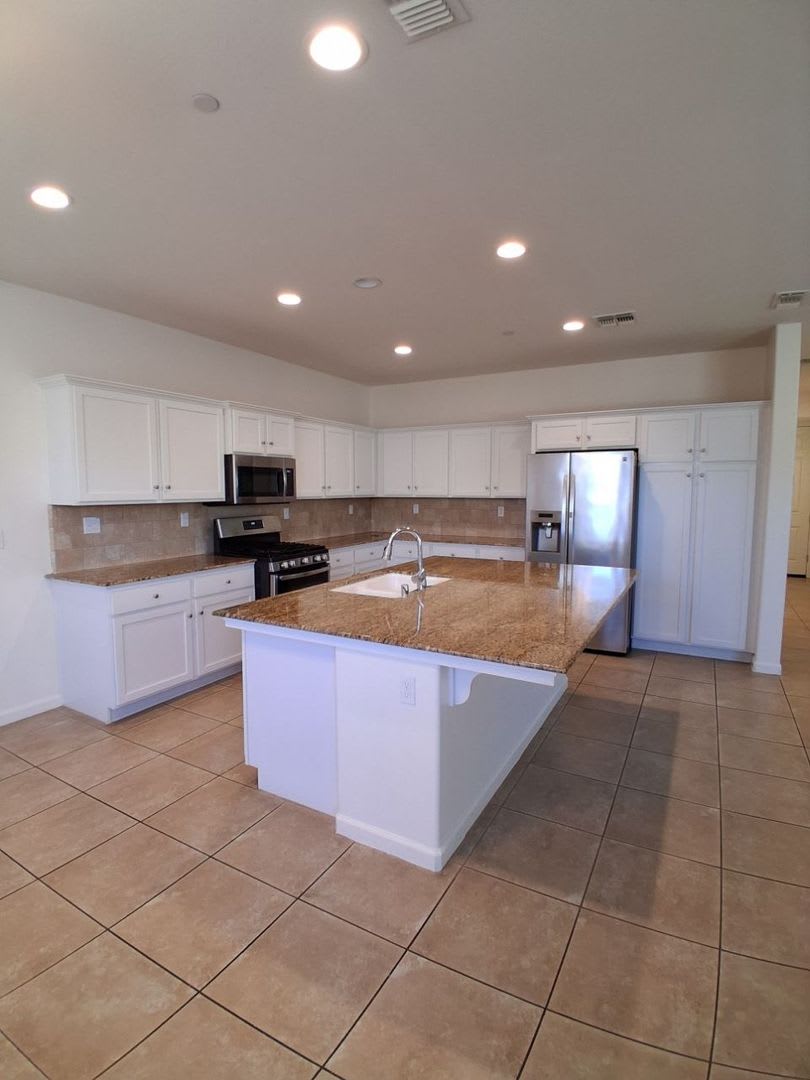 Beautiful 4 Bed / 3 Bath Home in Desirable Clovis Neighborhood – photo 5