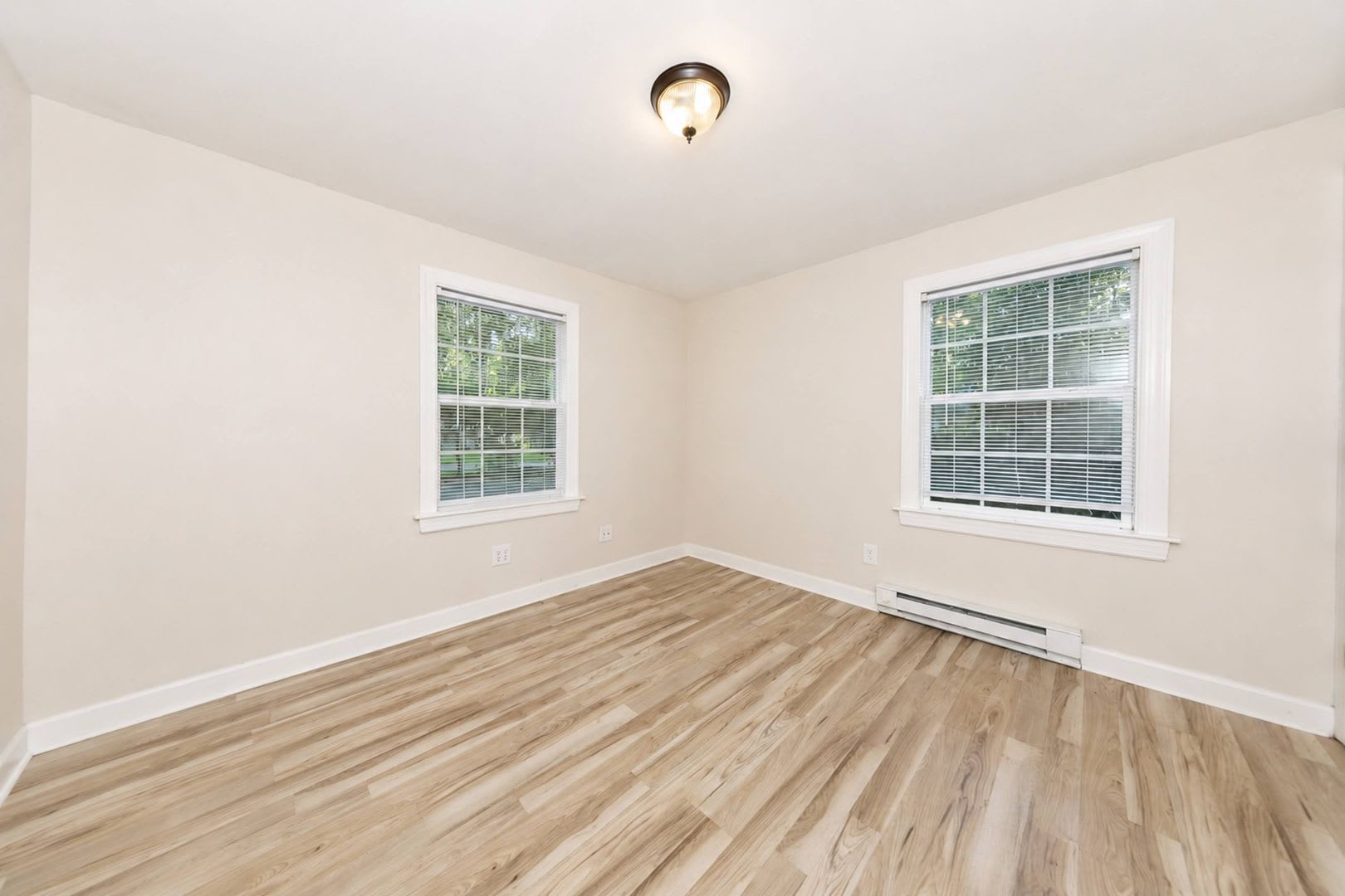 One level 3 bedroom Ranch on large lot – photo 5