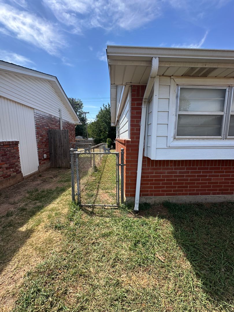 3 bed, 1 1/2 bath, 1 car garage – photo 4