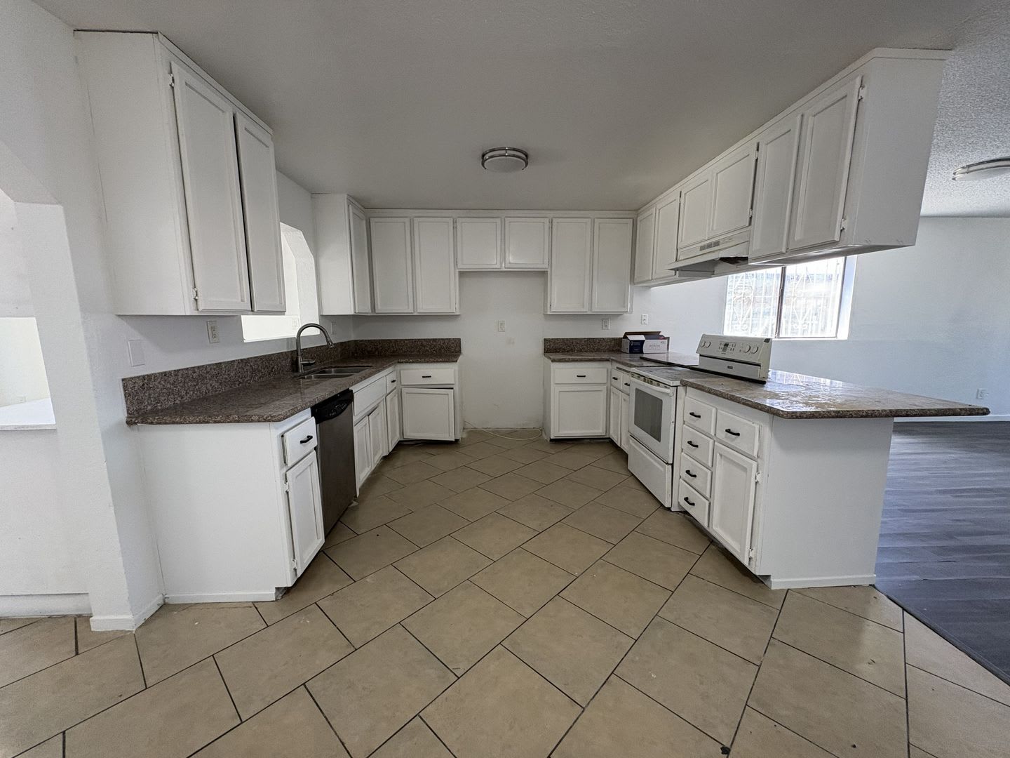 Large Living Area Rear Yard Has Rv Access – photo 4