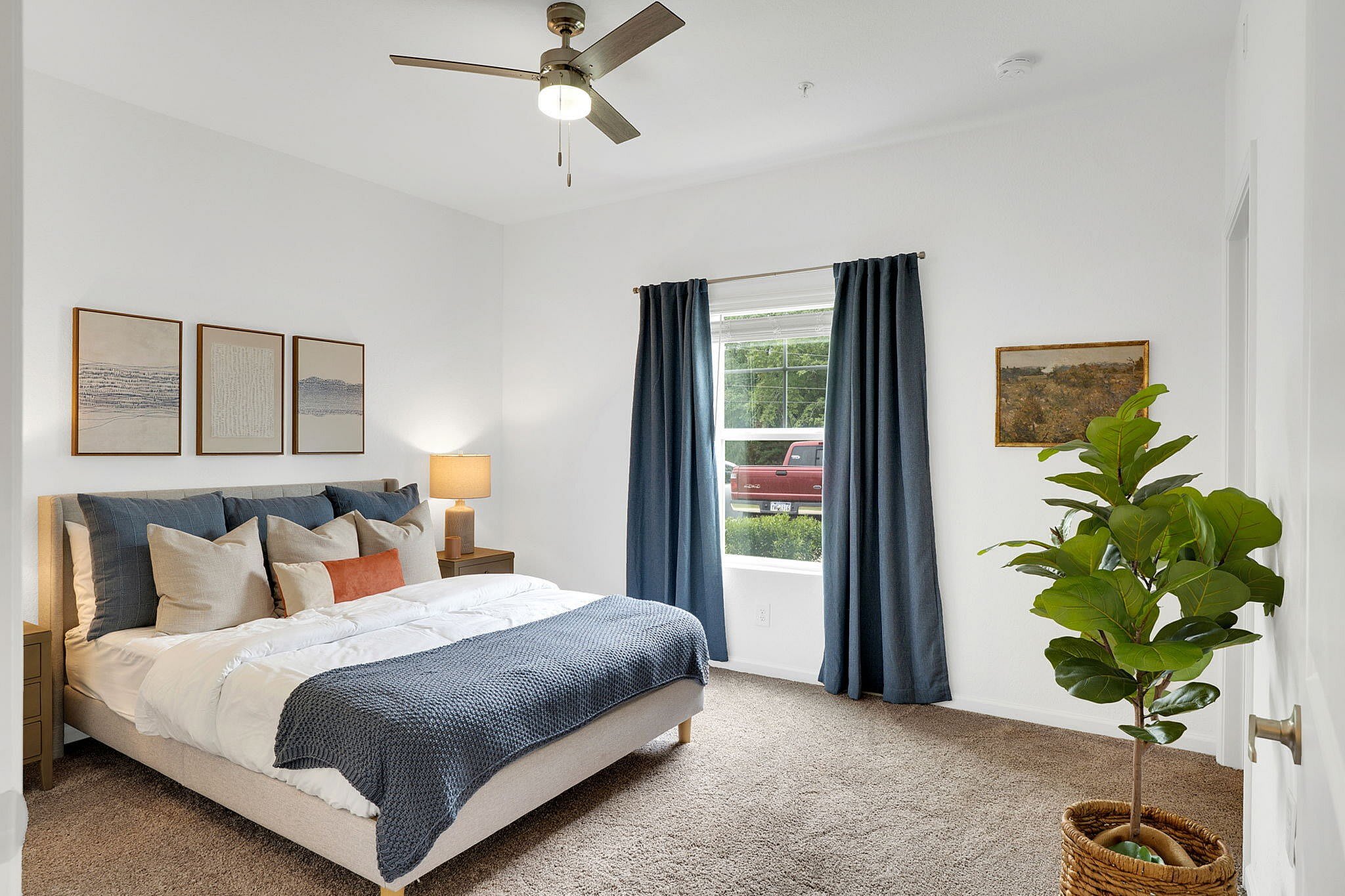 Water's Edge Apartments – photo 2
