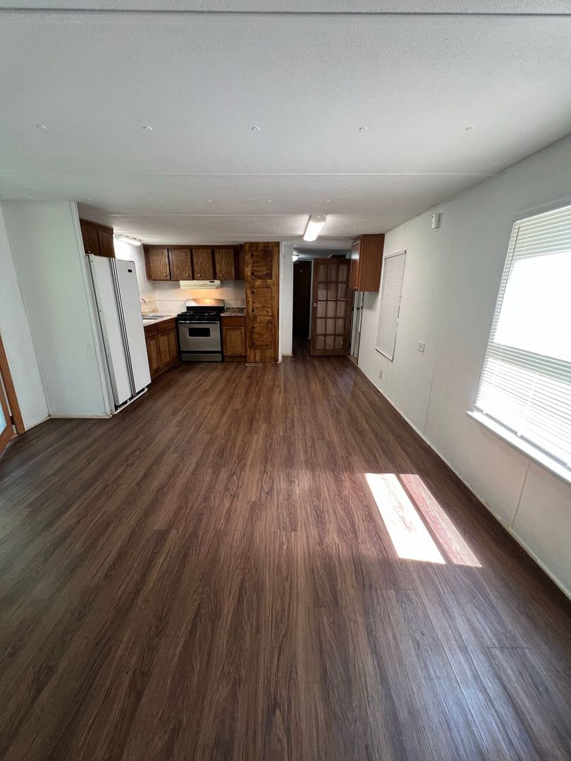 Bright & Spacious 2-Bedroom Mobile Home with Open Floor Plan – photo 3