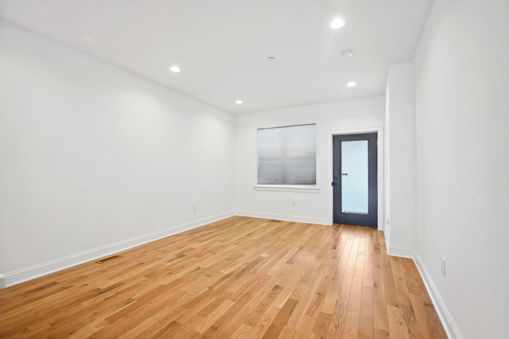 Stunning Contemporary Home Near Union Station with Secured Parking! – photo 5