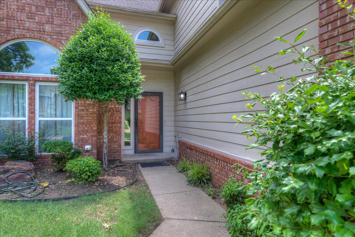 9215 South Erie Avenue – photo 2