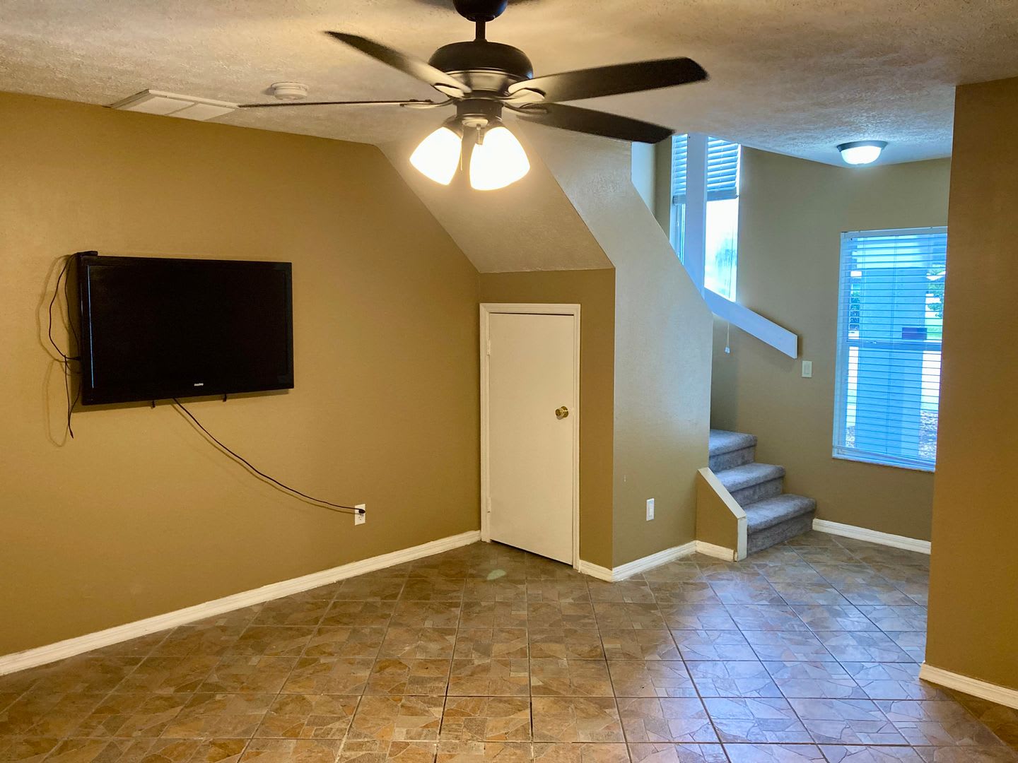 Two story condo with community pool! – photo 5