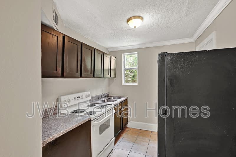 1524 21st St W #4 – photo 2