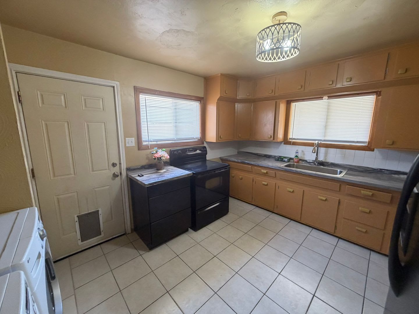 3 Bed 2 Bath Home w/ Detached Garage – photo 5