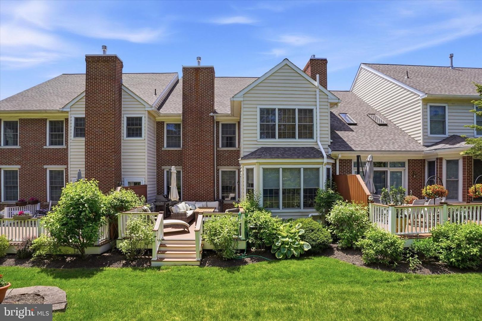 Beautiful Belle Aire Townhome with Finished Basement, Garage & Pool – photo 3