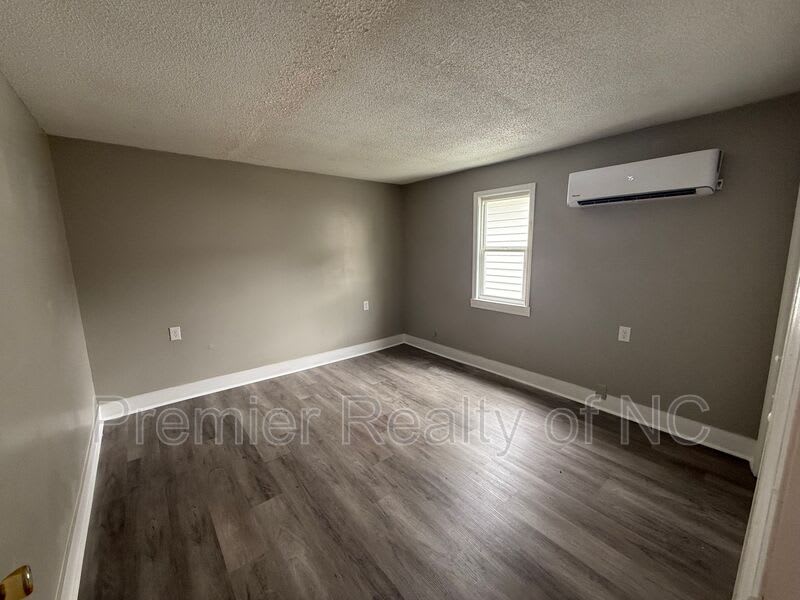 7596 Broad Street – photo 5