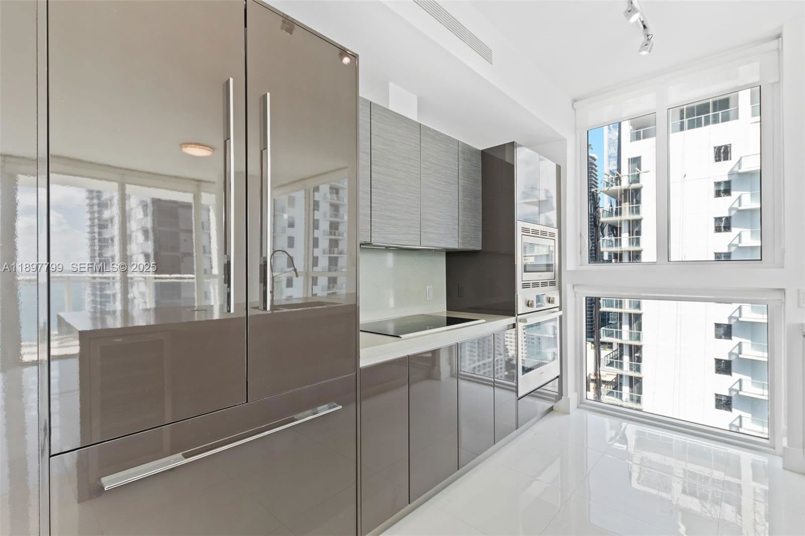 1080 Brickell Avenue – photo 5