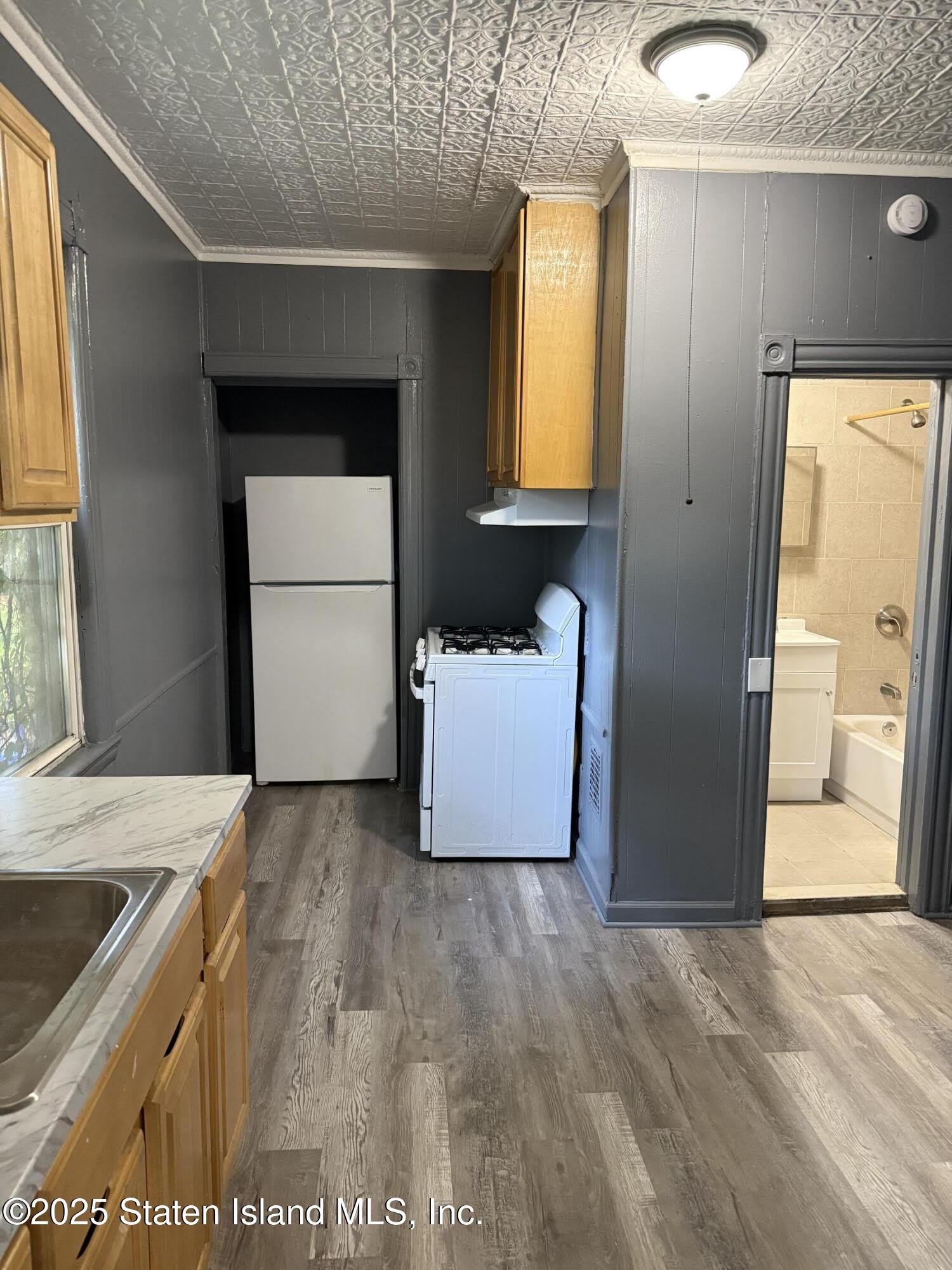 247 Charles Avenue – photo 5