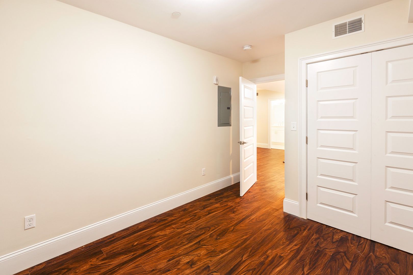 Charming 3 Bedroom-No Broker Fee – photo 4
