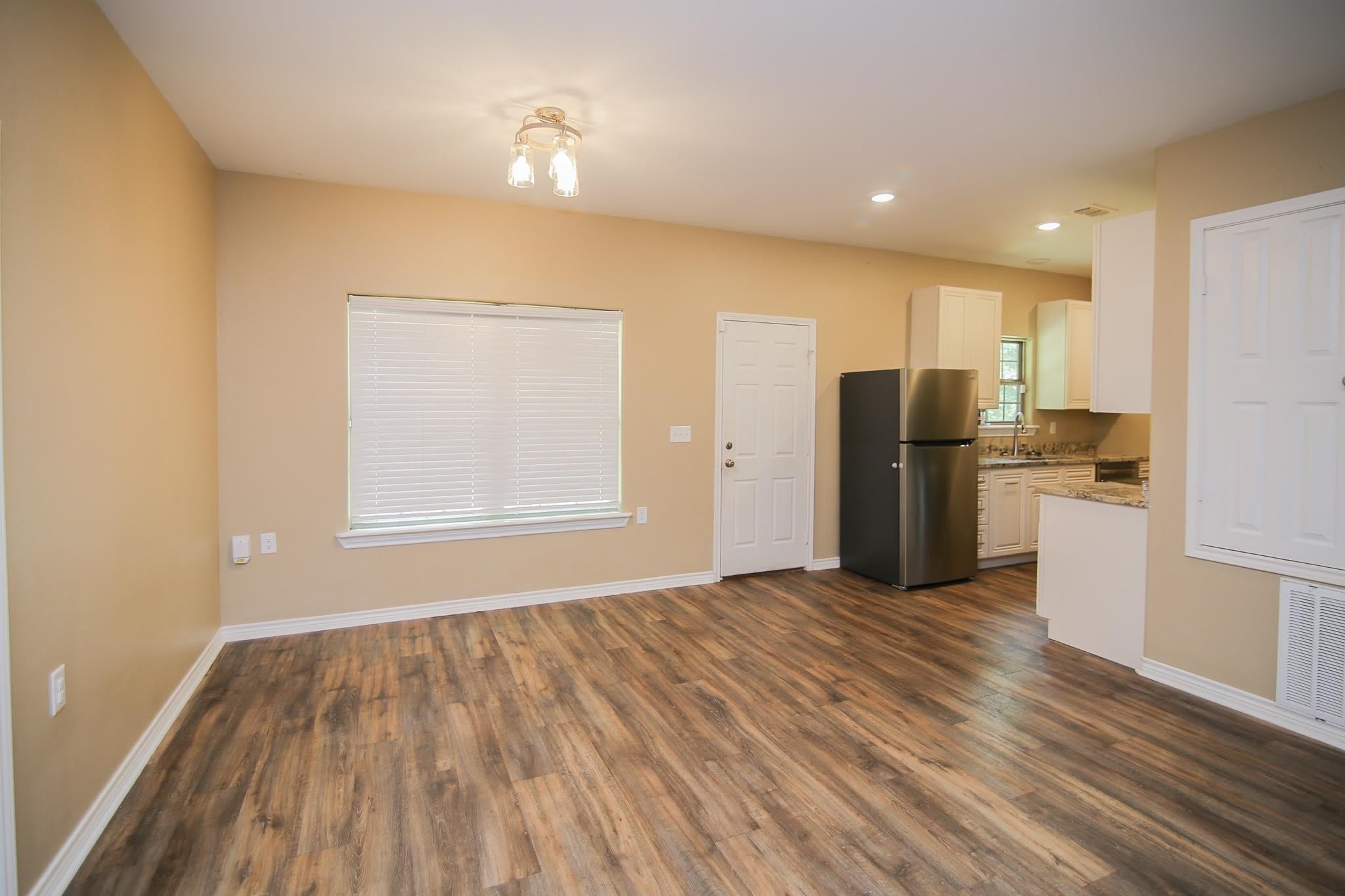 411 Johnson St – photo 5