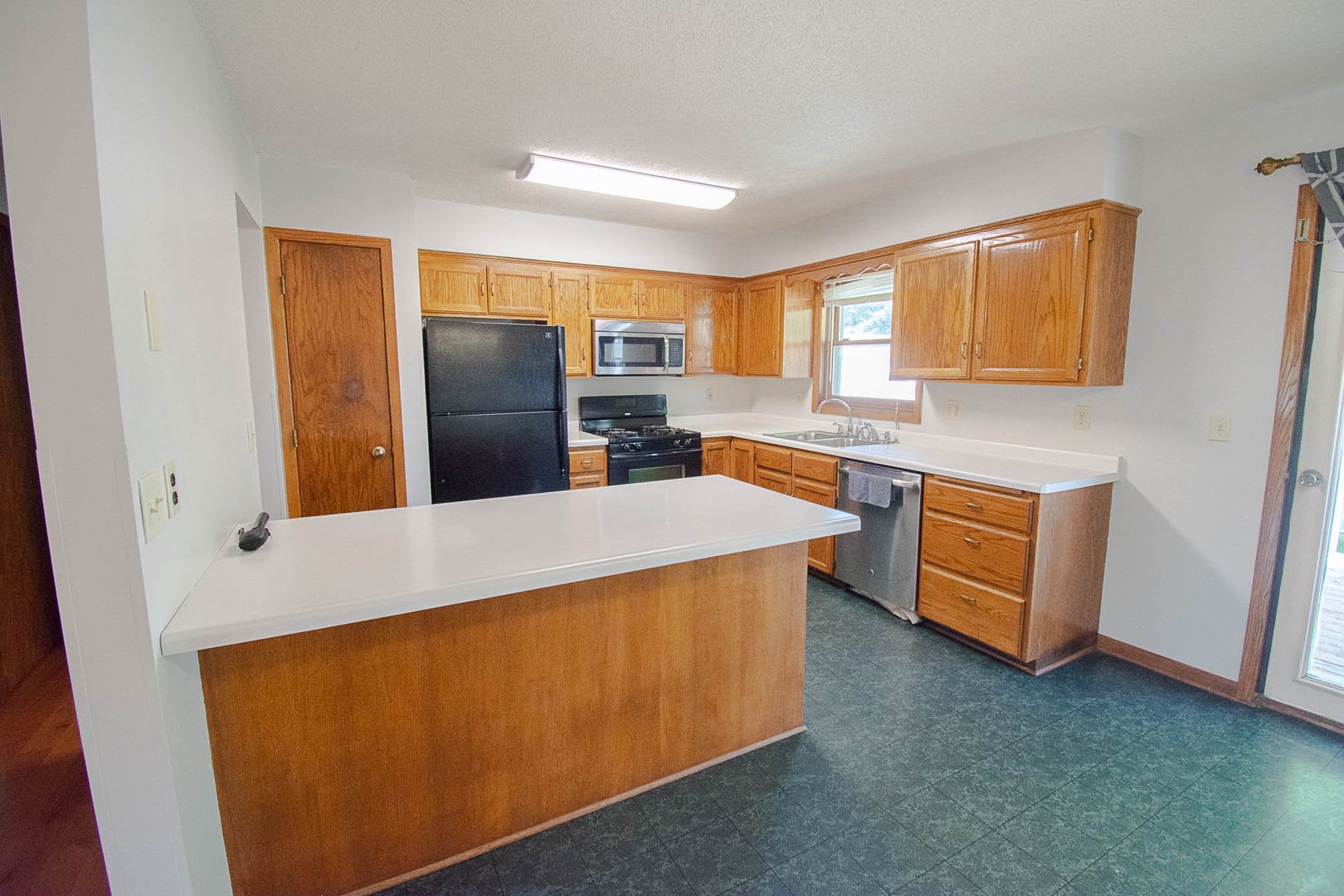 4-Bedroom NW Rochester Home with Central A/C & 2-Car Garage – photo 3
