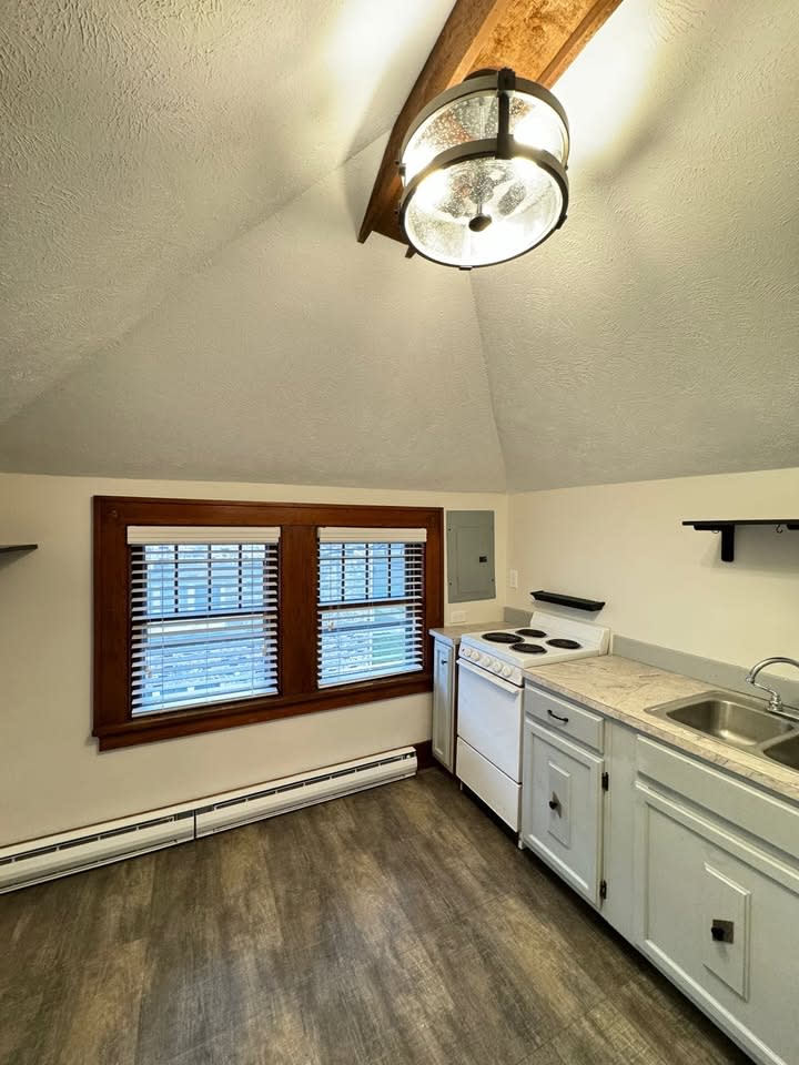 1004 B Street 1 – photo 3