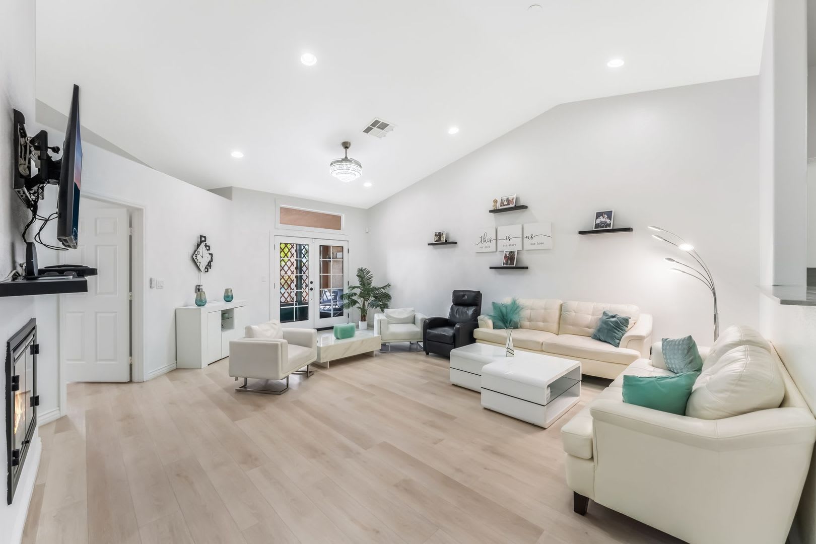 Charming Single-Story Townhome with Vaulted Ceilings in a Gated Northwest Community! – photo 4