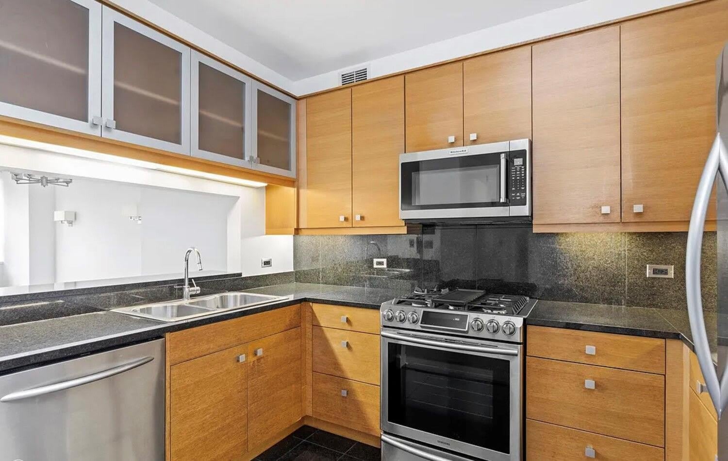 120 RIVERSIDE Boulevard – photo 5