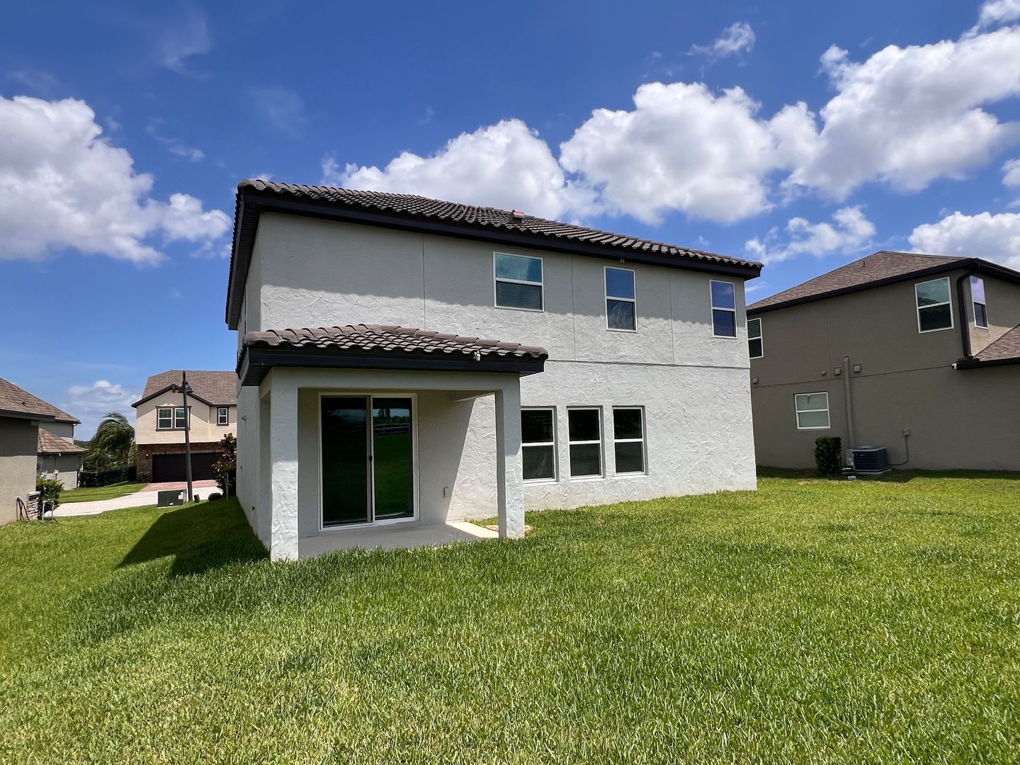 Spacious 4 bedroom, 2.5 bathroom house, no rear neighbors – photo 2