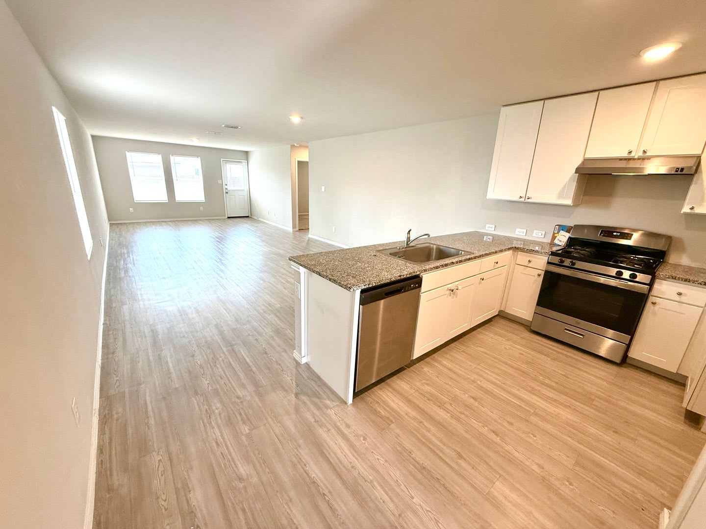 *MOVE IN SPECIAL* Comfortable Living with Open Kitchen & Fenced Yard! – photo 2
