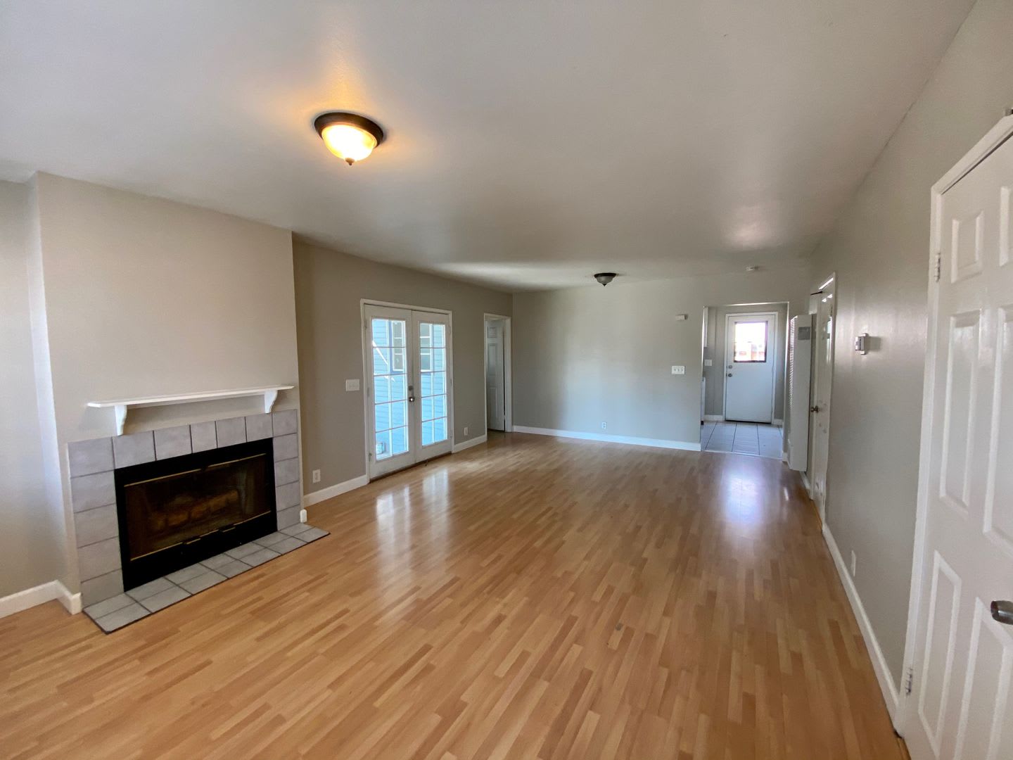3 Bed 1 Bath House with Laundry Hookups and Off-Street Parking! – photo 2