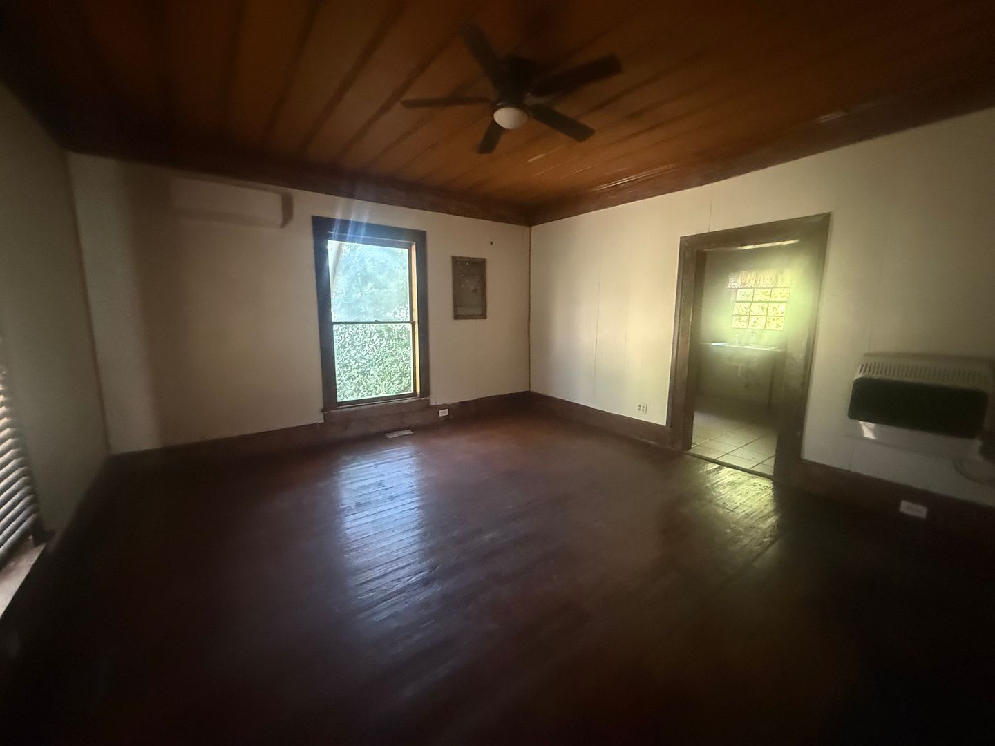2 Bedrooms, 1 Bathroom – photo 3