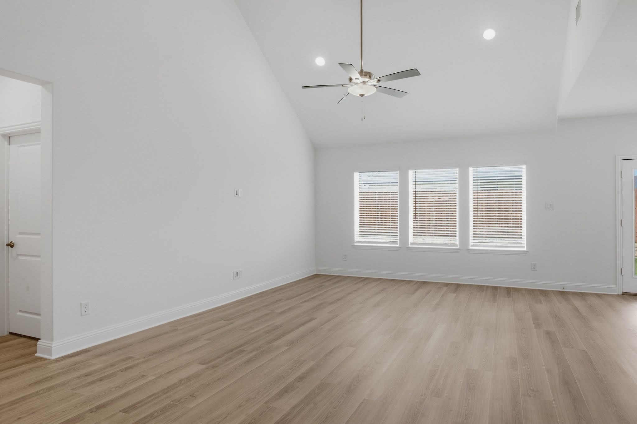 2911 Hanscom Street – photo 3