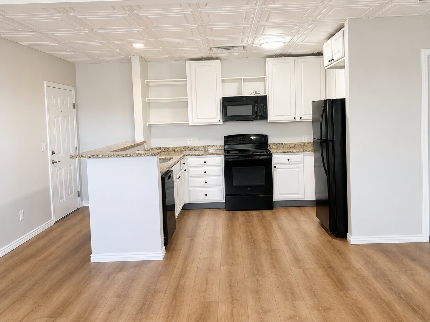 500 Red Table Apartments – photo 2