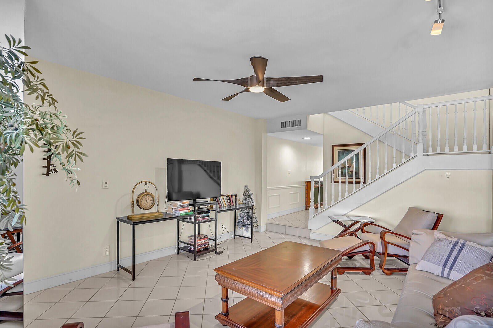 584 Se 20Th Avenue – photo 3
