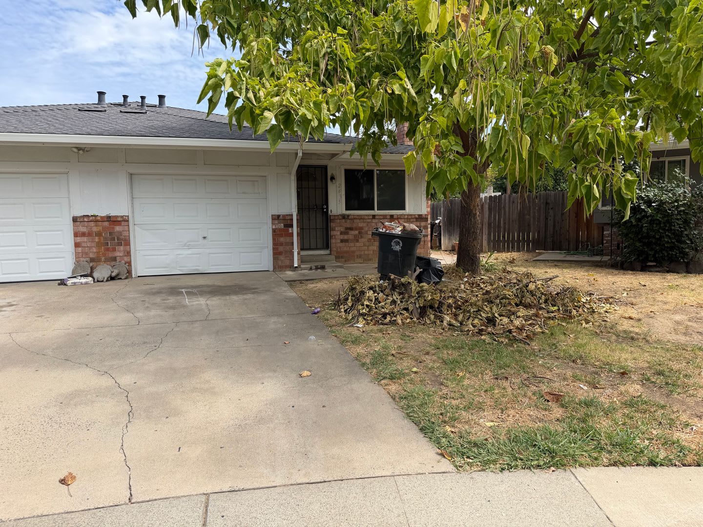 Recently Renovated 1050 soft. 3 Bedroom 2 Bathroom 1/2 Plex In Rancho Cordova For Rent – photo 1