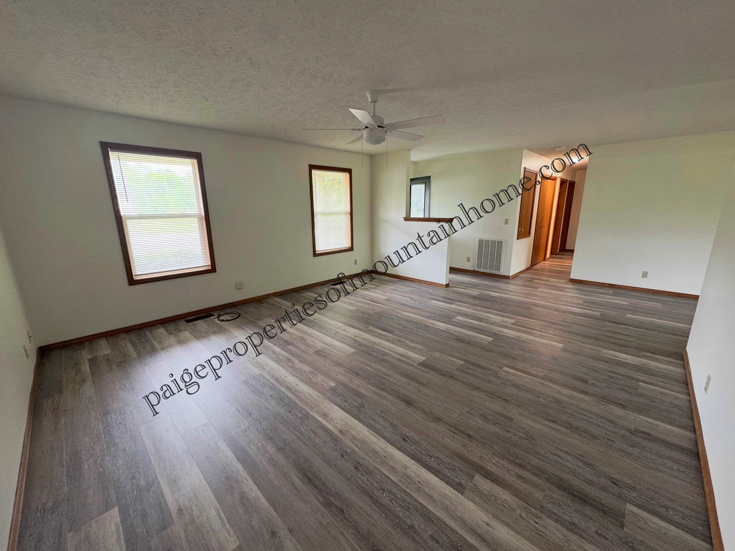 Bright & Spacious 3 Bed / 2 Bath Home in Town! – photo 4