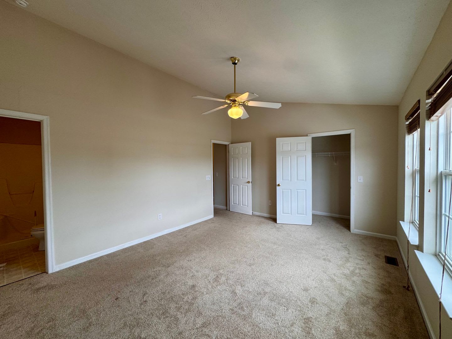 Townhouse for Rent in Beacon Hill – photo 4