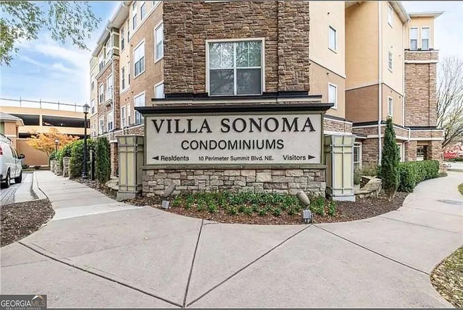 Room in 2 Bedroom Home at Perimeter Summit Blvd – photo 4