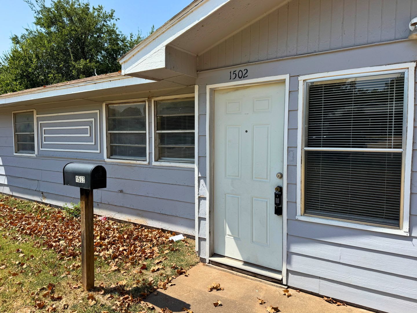 3 Bed 1 Bath Home Backing Up To Lynwood East Park! – photo 2