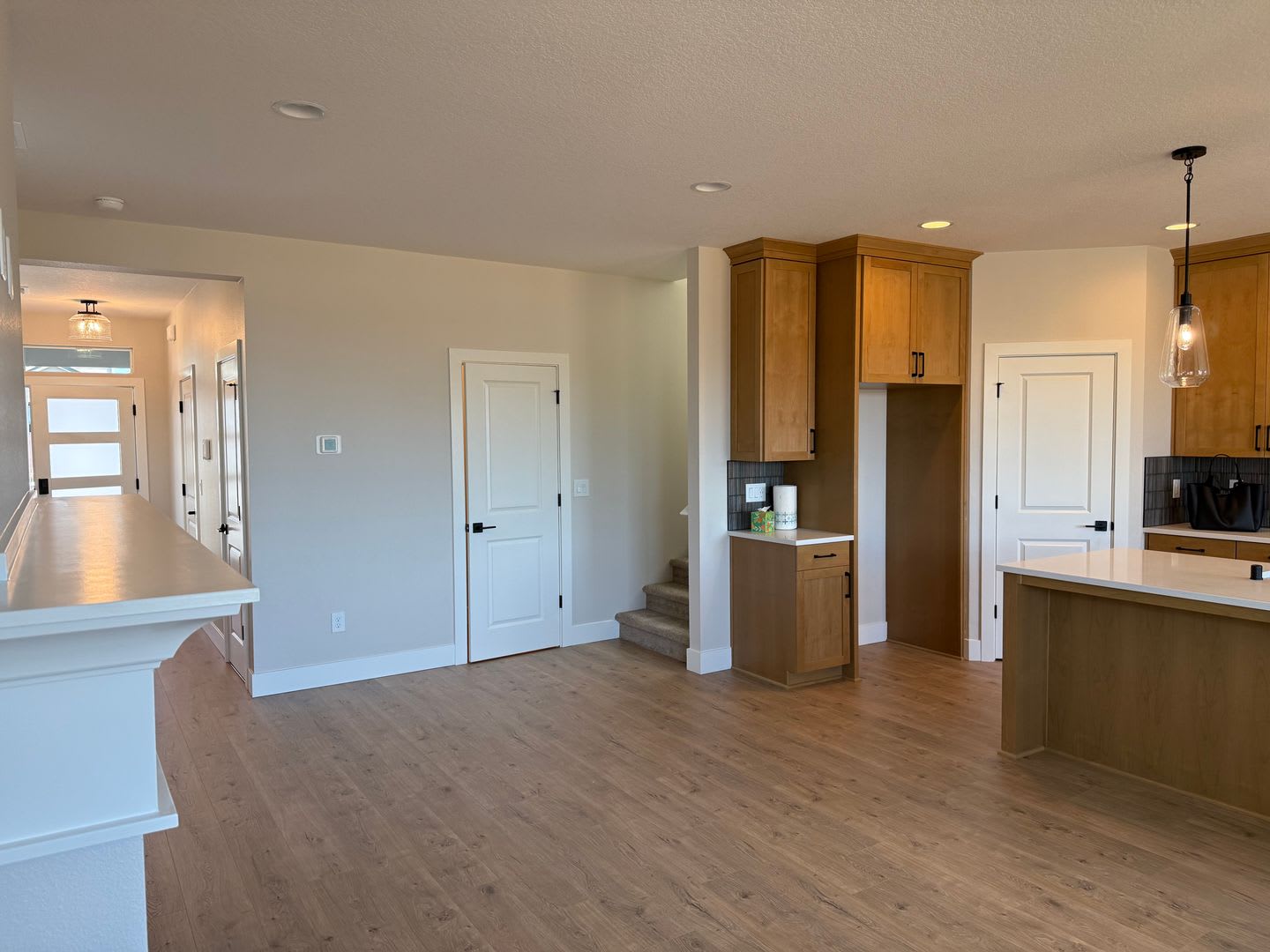 Beautiful Ridgefield Home With Modern Finishes Spacious Layout Attached Garage And Convenient Access To Shopping Parks I 5 – photo 4