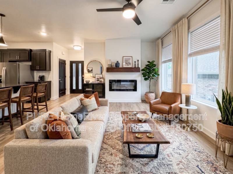 305 E 7th St – photo 2