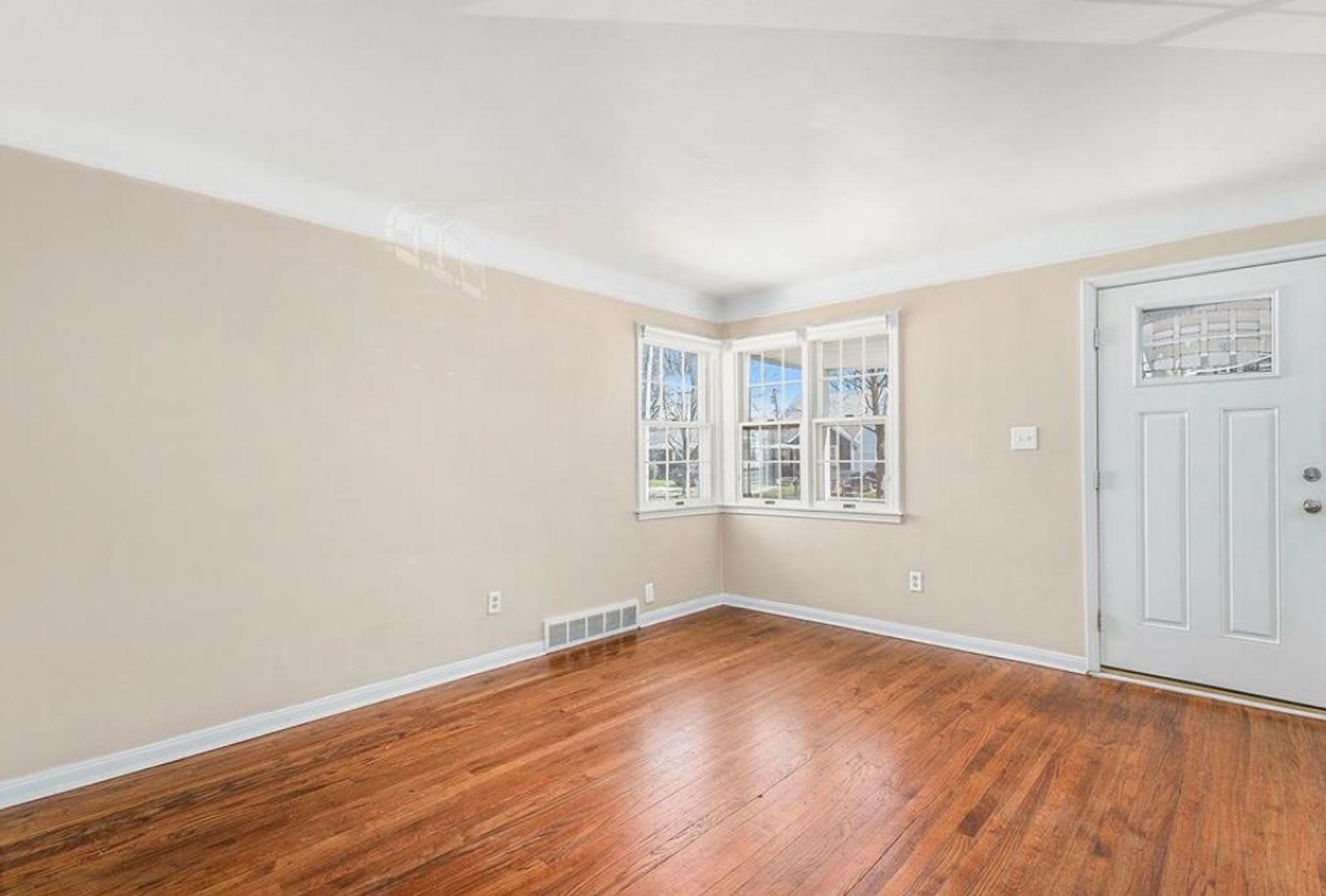 3 Bed 2 Bath Charming Updated Bungalow In Royal Oak Available Now – photo 5