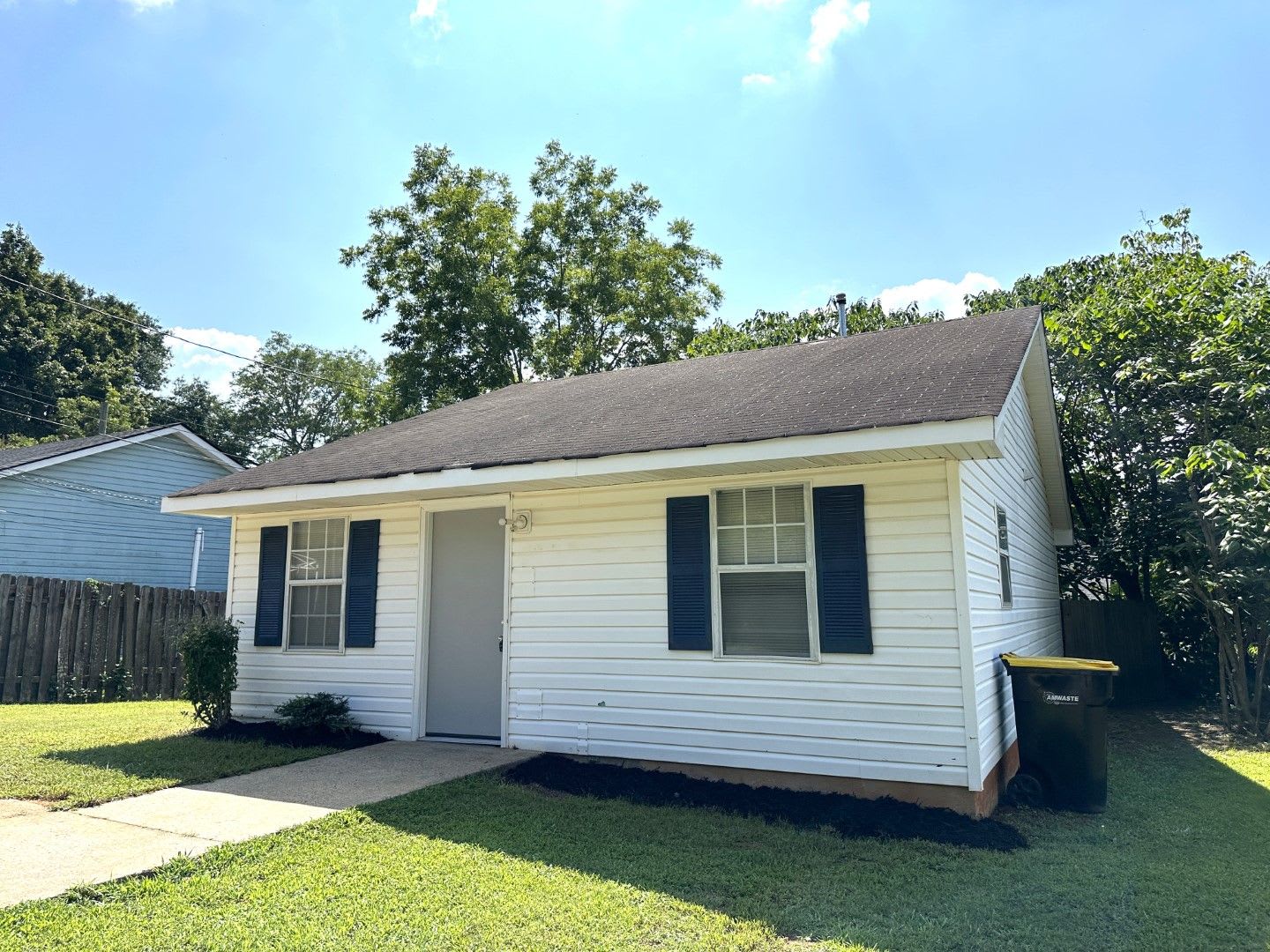 Great location, close to everything, private setting, large rooms, tile floors, huge kitchen, must see! – photo 2