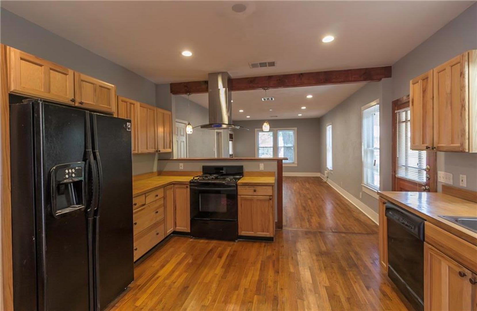 Gorgeous Hyde Park 7 bed House featuring flexible, updated floor plan. – photo 5