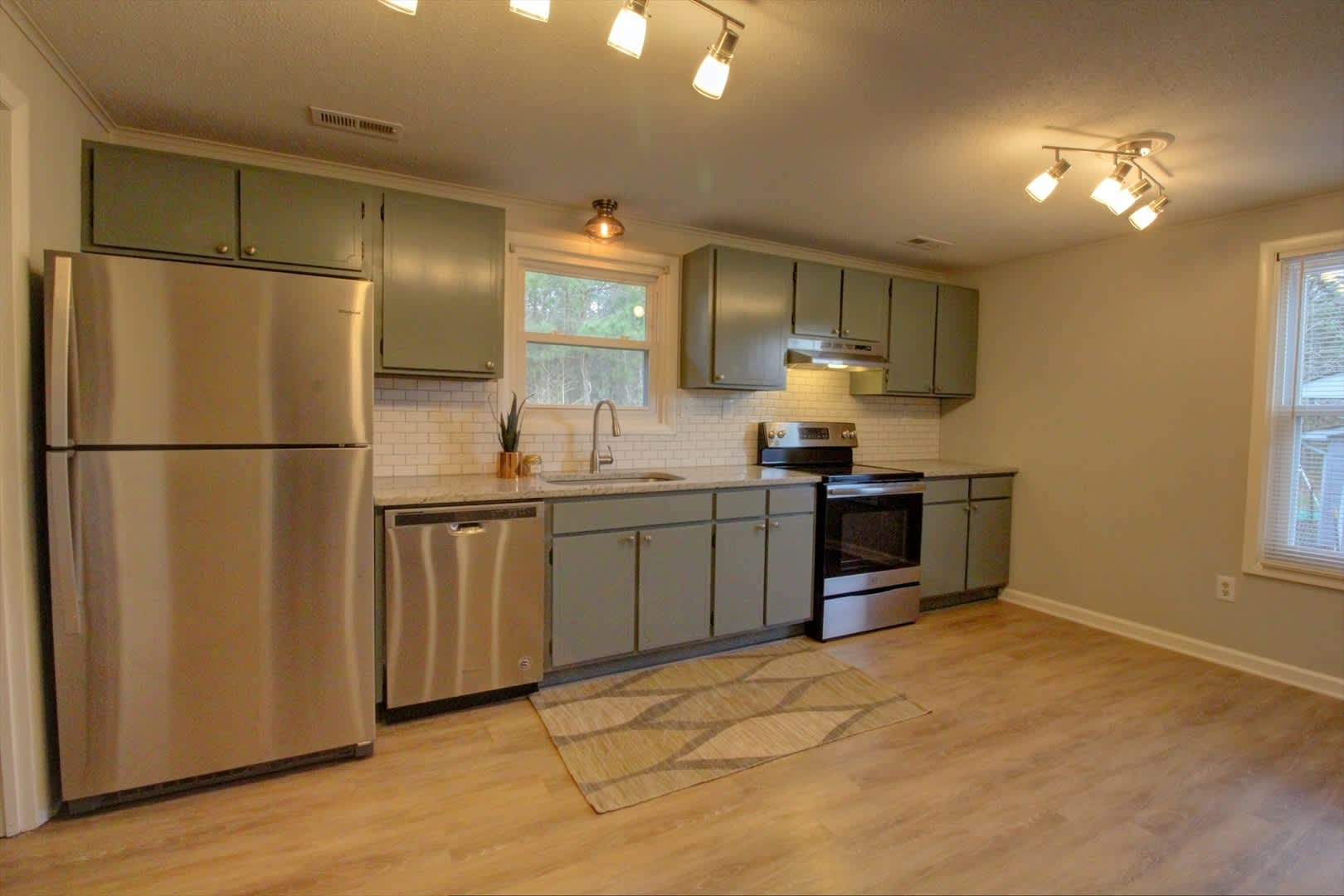 Available Late September Adorable Updated 3 Bedroom Home With Fenced Yard 10 Minutes From Downtown Durham – photo 5