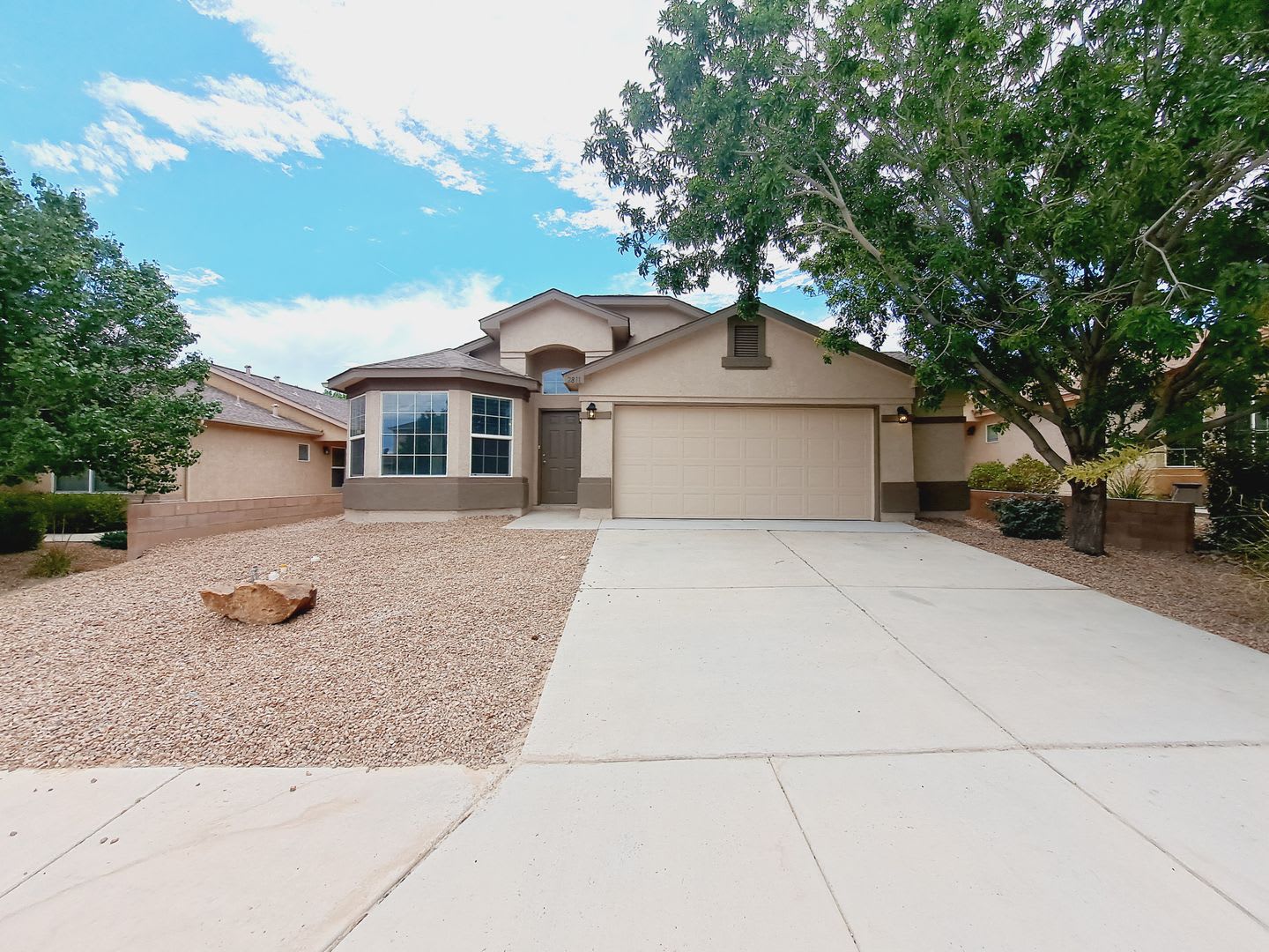 3 Bed 2 Bath Home In Huning Ranch Great Yard – photo 1
